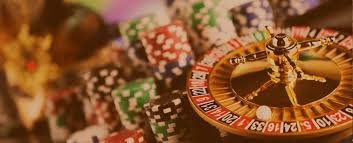 Dealer profesional sedang memandu permainan live casino dengan kualitas video tinggi